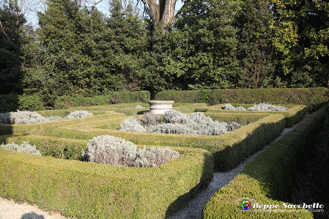 VBS_6970 - Villa Foscari detta La Malcontenta - Mira (Venezia).jpg - VILLA FOSCARI detta LA MALCONTENTA Villa veneta a Mira (Venezia) progettata da Andrea Palladio nel 1559 per i fratelli Nicolò e Alvise Foscari, appartenenti a una delle famiglie più potenti della Repubblica di Venezia. La residenza ha un carattere maestoso e imponente. L'edificio fu voluto da Nicolò Foscari (proprietario della celebre Ca' Foscari sul Canal Grande),
